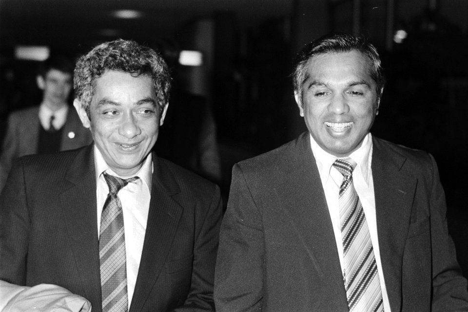 Chin a Sen (voorzitter van de Raad voor de Bevrijding van Suriname) (l) wordt bi, Bestanddeelnr 932-5352