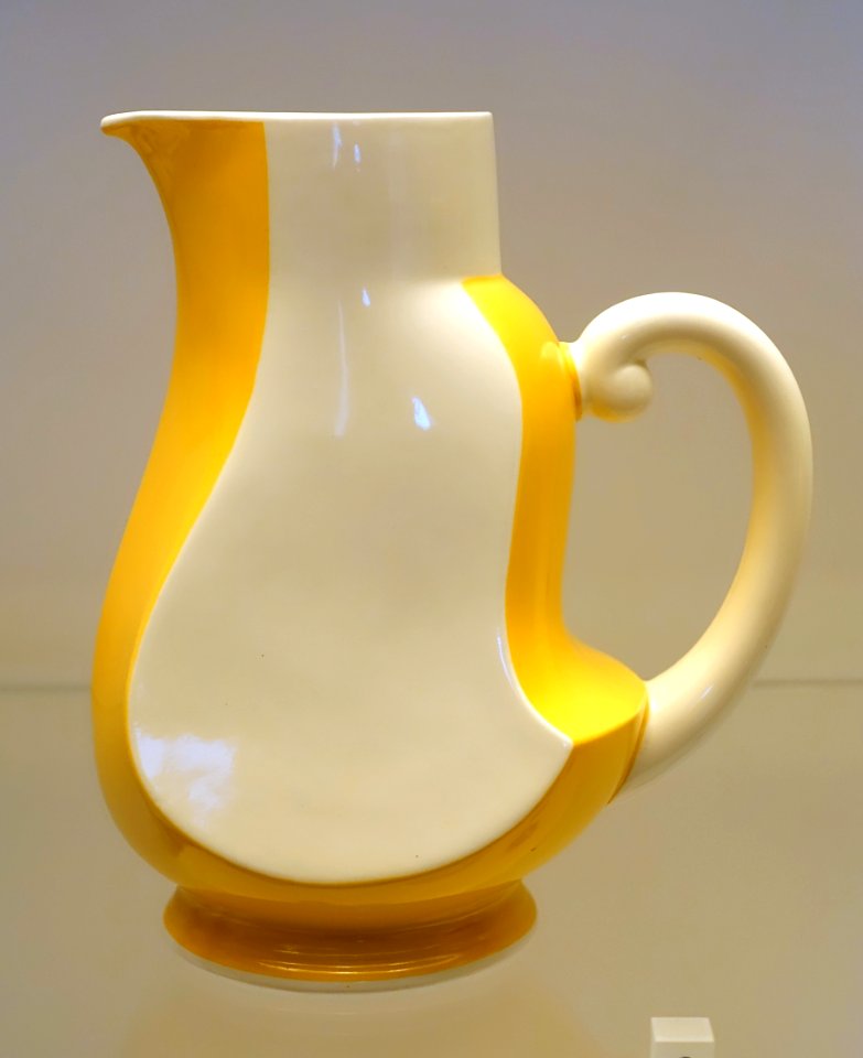Chocolate pot, Feinsteingutfabrik Max Roesler, Akt. Ges., Rodach bei Coburg, c. 1929, creamware, stenciled airbrush decoration - Germanisches Nationalmuseum - Nuremberg, Germany - DSC02421