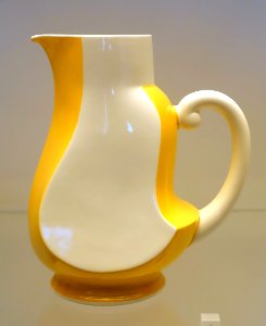 Chocolate pot, Feinsteingutfabrik Max Roesler, Akt. Ges., Rodach bei Coburg, c. 1929, creamware, stenciled airbrush decoration - Germanisches Nationalmuseum - Nuremberg, Germany - DSC02421