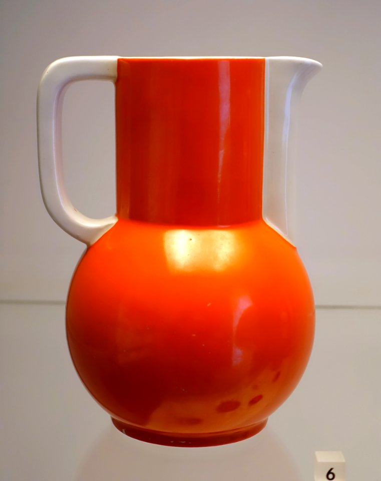 Chocolate pot, Chr. Carstens Feinsteingutfabrik, Grafenroda, Thuringen, c. 1930, feldspathic stoneware with sprayed glaze - Germanisches Nationalmuseum - Nuremberg, Germany - DSC02417