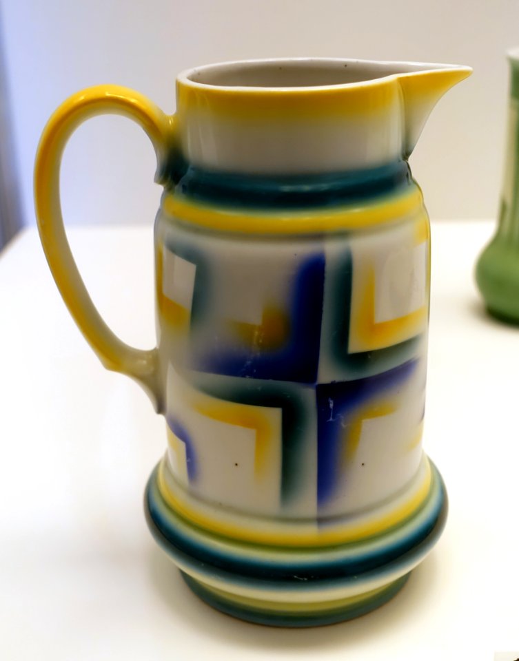 Chocolate pot, C. A. Lehmann & Sohn Porzellanfabrik, Kahla, Thuringen, c. 1930, porcelain with stenciled airbrush decoration - Germanisches Nationalmuseum - Nuremberg, Germany - DSC02419