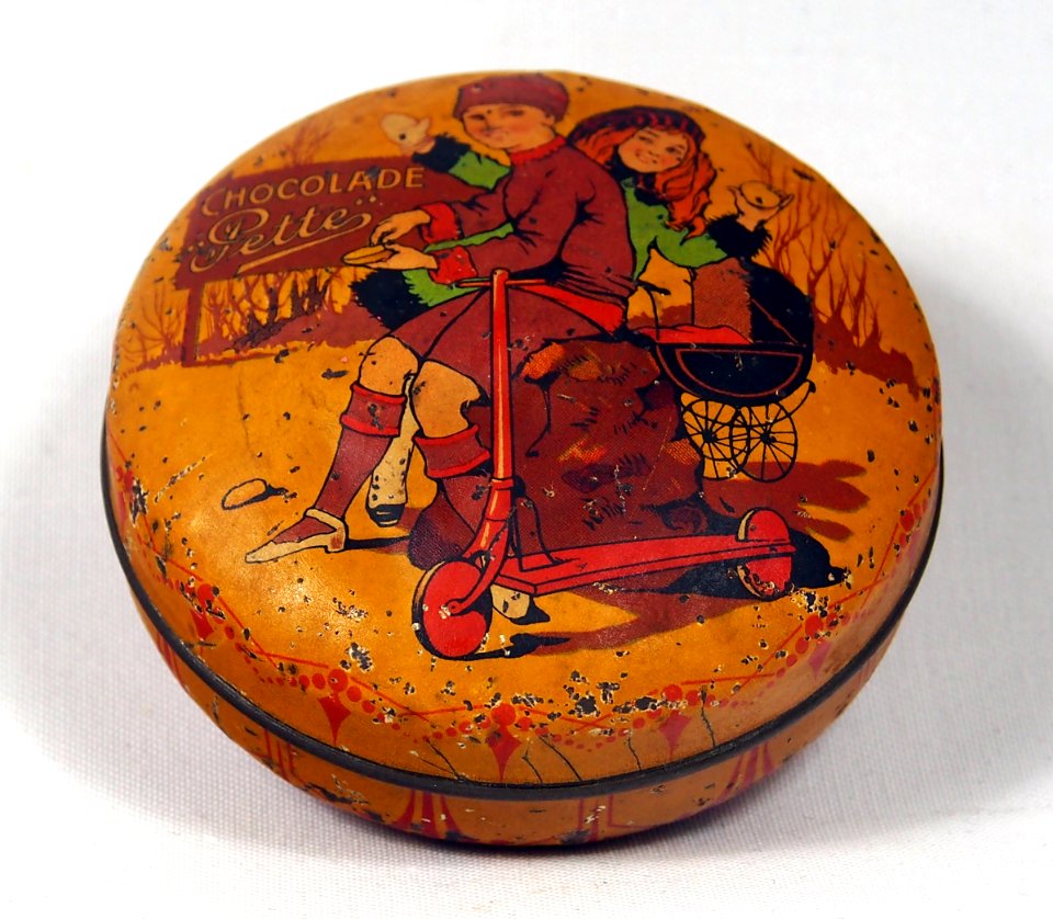 Chocolade Pette-chocoladeblikje met afbeelding van jongen en meisje met autoped en kinderwagen, foto 1