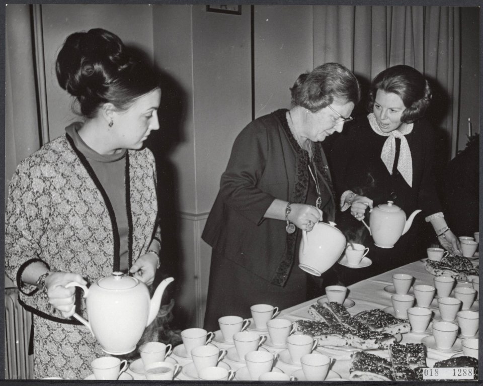 Chocolademelk schenken door de Koningin voor Kerstmis, Bestanddeelnr 018-1288