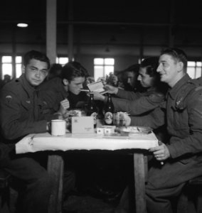 Christmas dinner 1941. Kantine en recreatieruimtes in het Nederlandse legerkamp , Bestanddeelnr 934-9416