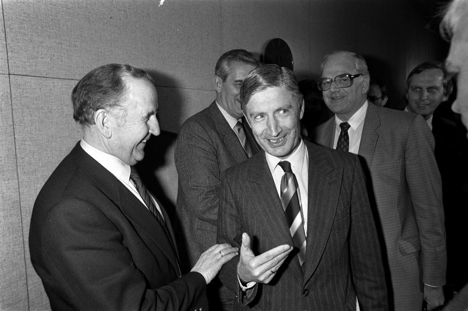 Chris van Veen (VNO, links) en premier Van Agt (CDA), Bestanddeelnr 931-8397