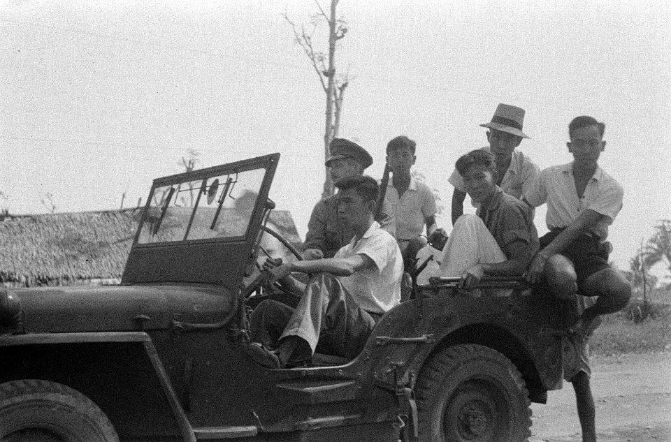 Chinese bewoners van Tangerang in een jeep (met Britse militair, Bestanddeelnr 20-3-6