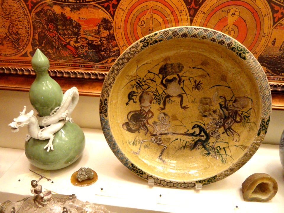 Chinese bottle and Japanese bowl with fighting animals - George Walter Vincent Smith Art Museum - DSC03691