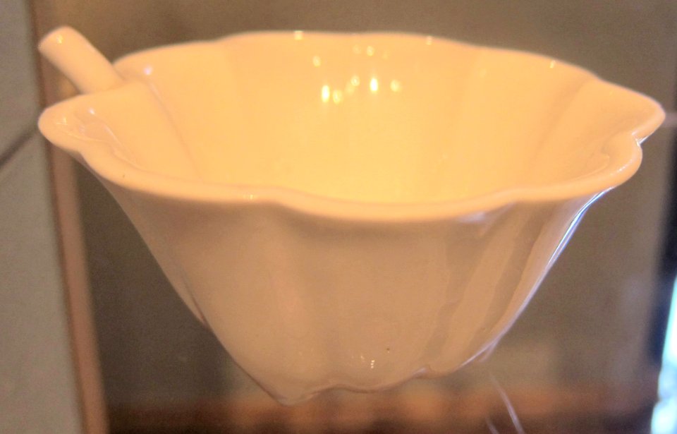 Chinese water dropper, Qing dynasty, Kangxi period, porcelain with glaze, HAA