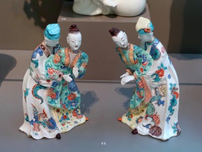 Chinese figures holding puppets, Chantilly Porcelain Factory, c. 1735-1740, soft-paste porcelain - Wadsworth Atheneum - Hartford, CT - DSC05415