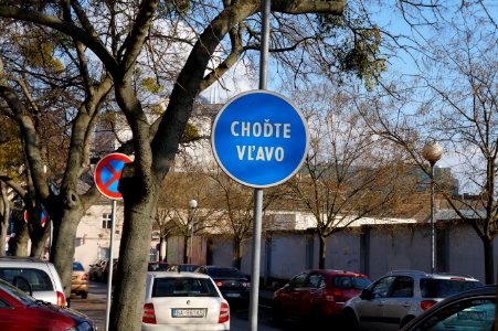Chodte vlavo (go left) sign