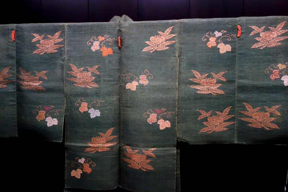 Choken Coat (Noh costume), Edo period, 18th century, chestnut sprays and ivy design on green ground - Tokyo National Museum - DSC06177