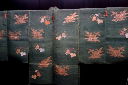Choken Coat (Noh costume), Edo period, 18th century, chestnut sprays and ivy design on green ground - Tokyo National Museum - DSC06177