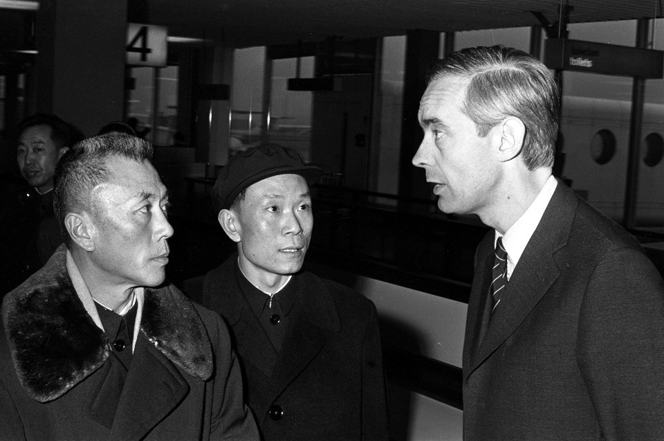Chinese Minister van Buitenlandse Handel Pai Hsiang Kuo (links) op Schiphol begr, Bestanddeelnr 926-1630