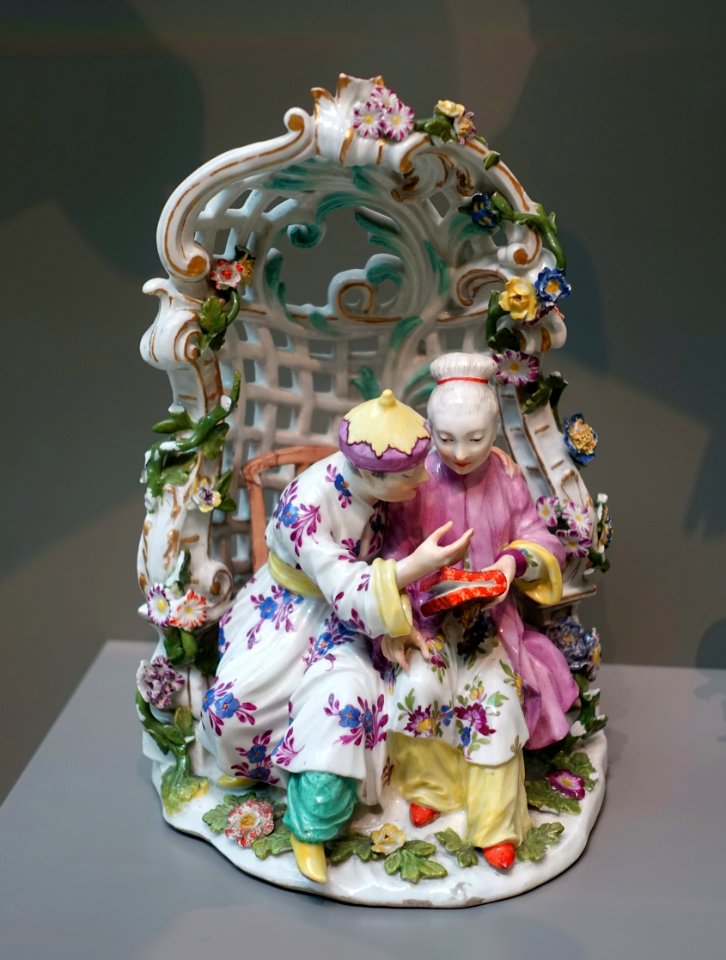 Chinese couple in an arbor, Peter Reinicke, Meissen Porcelain Factory, c. 1755-1760, hard-paste porcelain - Wadsworth Atheneum - Hartford, CT - DSC05384