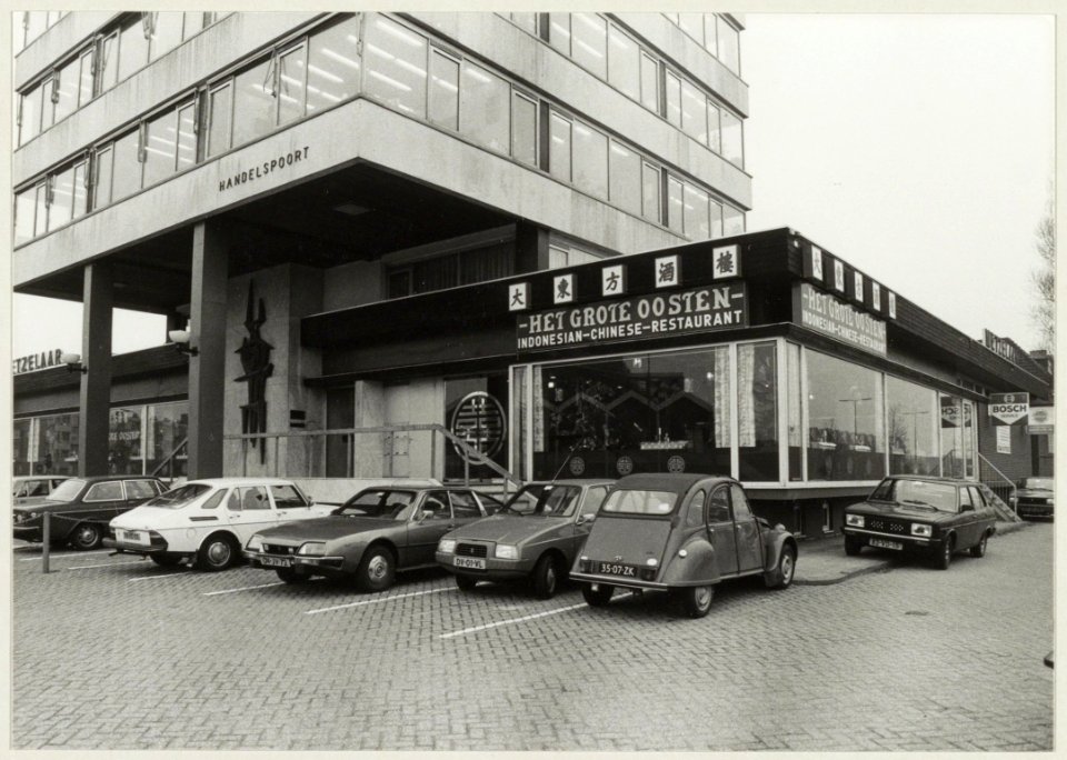 Chinees Indisch restaurant Het Grote Oosten in het Handelspoortgebouw aan de Prins Bernhardlaan 2, hoek Amsterdamsevaart. NL-HlmNHA 54010370