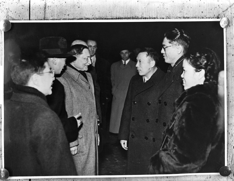 Chinese UNO-delegatie op vliegveld te Praag, Bestanddeelnr 904-3098