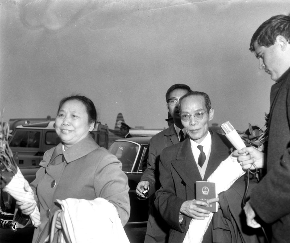 Chinese zaakgelastigde Li En Chiu uitgewezen, op weg naar vliegtuig, Bestanddeelnr 919-3728