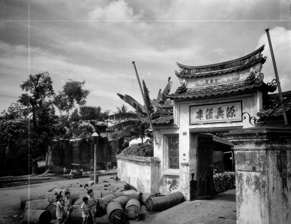 Chinese Poort in de Benedenstad van Batavia, ervoor liggen olievaten, Bestanddeelnr 12391
