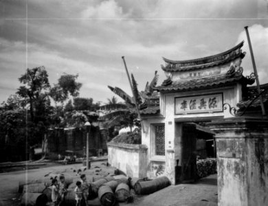 Chinese Poort in de Benedenstad van Batavia, ervoor liggen olievaten, Bestanddeelnr 12391