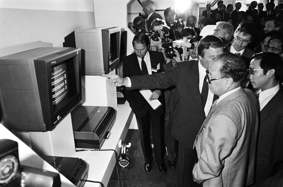 Chinese premier Zhao Ziyang bezoekt Philips Eindhoven rechts Philipspresident D, Bestanddeelnr 933-3580