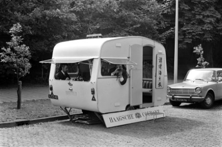 Chinese legatie te Den Haag , caravan van Haagse Courant met verslaggever en fot, Bestanddeelnr 919-4359
