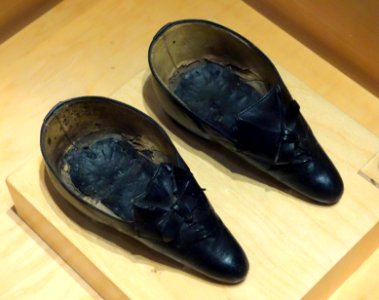 Chinese shoes for bound feet, early 20th century, leather - Bata Shoe Museum - DSC00082