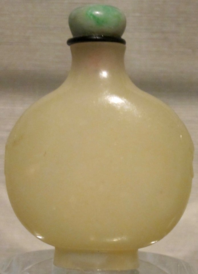 Chinese snuff bottle, Qing dynasty, c. 1750-1850, nephrite bottle with nephrite stopper, Honolulu Museum of Art