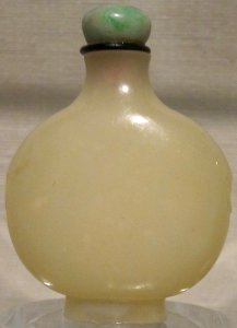 Chinese snuff bottle, Qing dynasty, c. 1750-1850, nephrite bottle with nephrite stopper, Honolulu Museum of Art