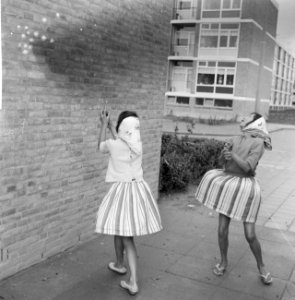 Chinese tweeling Hanglong (afgekort Hangi) en Kwealong (afgekort Ki) speelt in d, Bestanddeelnr 911-5299