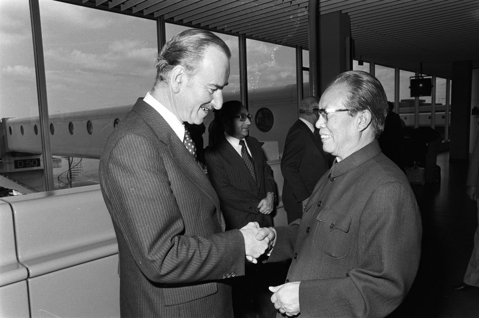 Chinese minister van Buitenlandse Zaken , Huang Hua neemt afscheid van Van der K, Bestanddeelnr 929-7676