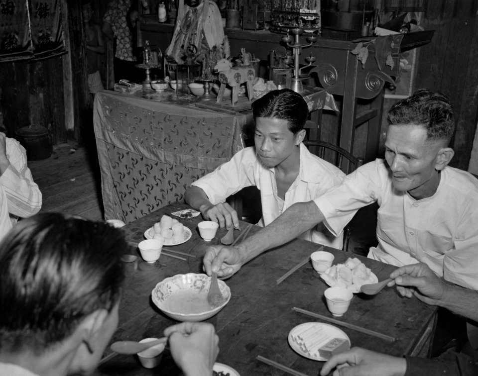 Chinese mannen eten gezamenlijk, Bestanddeelnr 8502