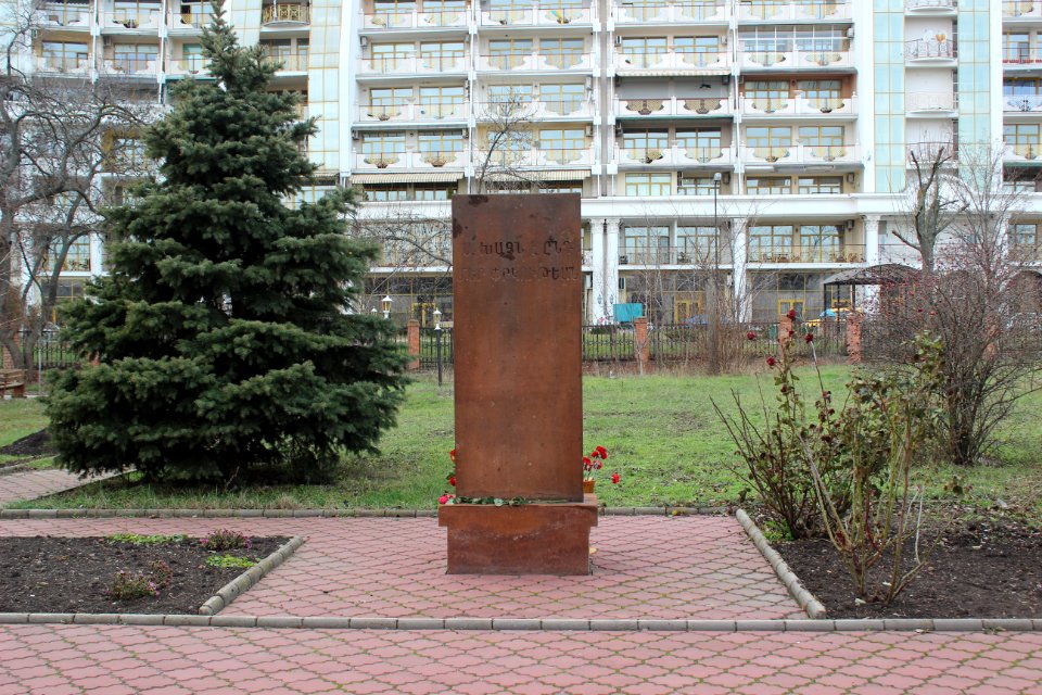 Chatschkar neben der Armenisch-apostolische Kirche in Odessa Rückseite