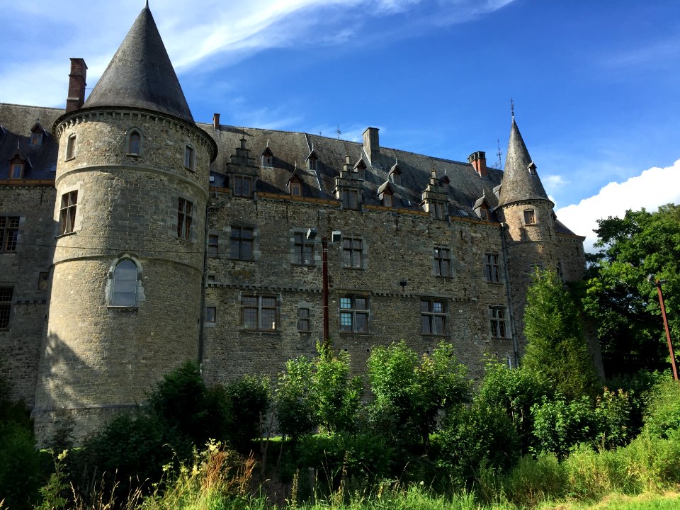 Chateau de Ham-sur-Heure - Vue arrière depuis le sentier des prairies du château 02