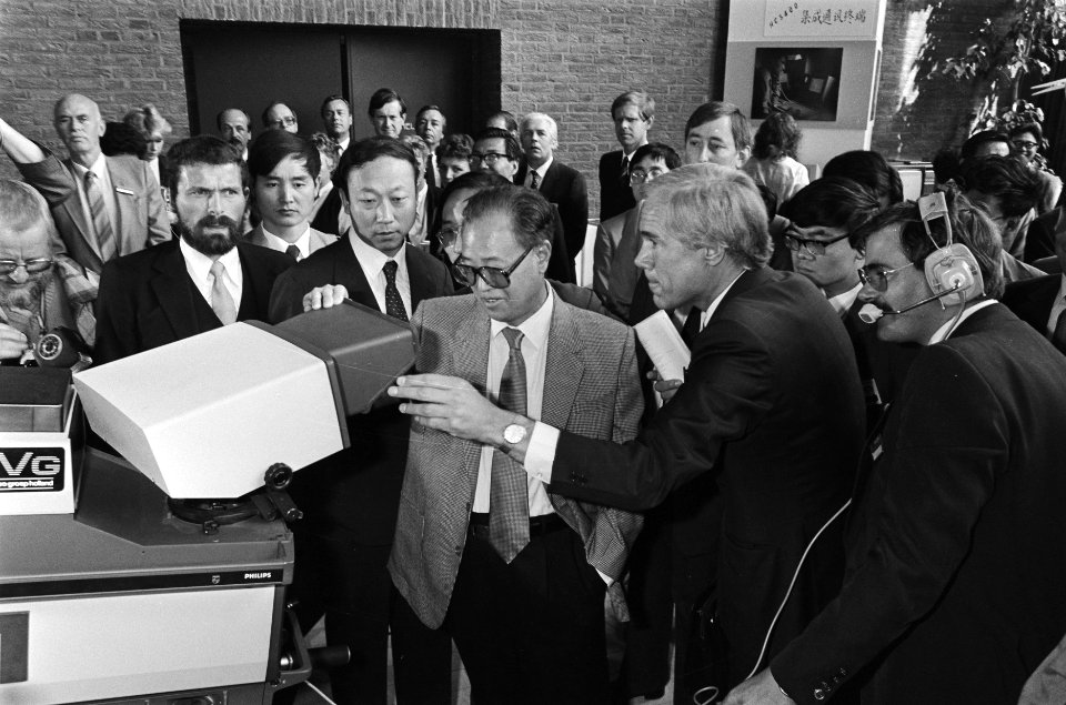 Chinese premier Zhao Ziyang bezoekt Philips Eindhoven premier Zhao Ziyang kijkt, Bestanddeelnr 933-3578