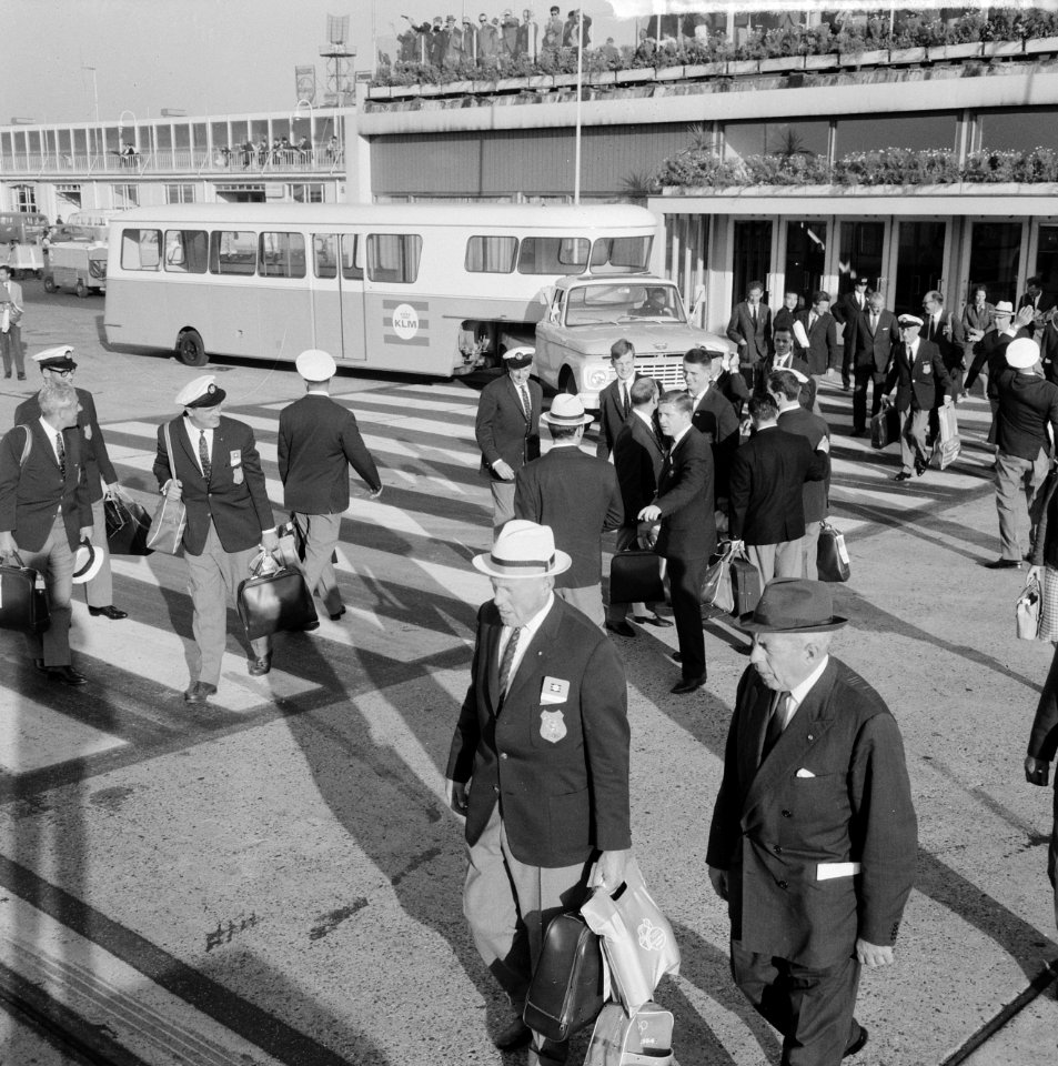 Chef de mission Simon de Wit met zeilers, roeiers en judokas naar Tokio vertrokk, Bestanddeelnr 916-9089