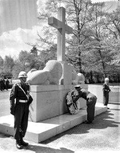 Chef Generale staf Luitenant Generaal G. J. le Fevre de Montigny legt krans bij , Bestanddeelnr 910-3452