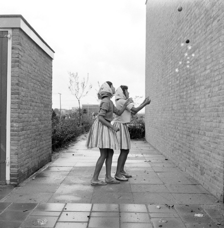 Chinese tweeling Hanglong (afgekort Hangi) en Kwealong (afgekort Ki) speelt in d, Bestanddeelnr 911-5300