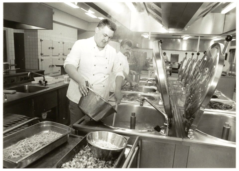 Chef-Kok Sikking van het Spaarne Ziekenhuis, locatie Haarlem bezig met de bereiding van het kerstdiner. NL-HlmNHA 54035101