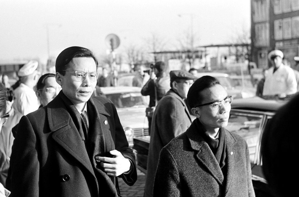 Chinezen naar huis, Chinezen bij aankomst op Schiphol, Bestanddeelnr 919-9300
