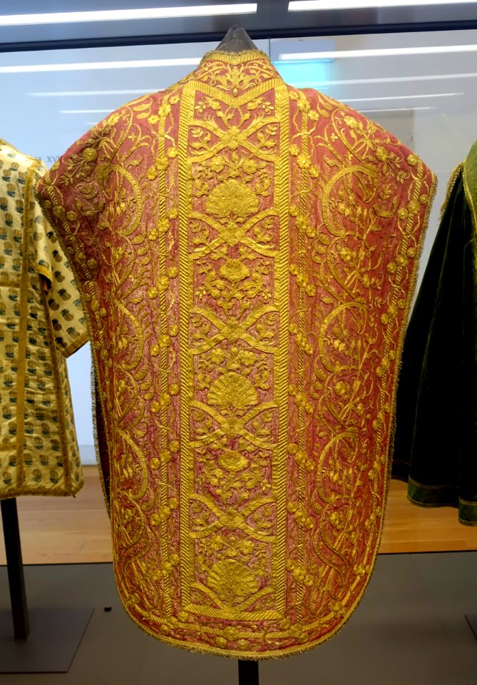 Chasuble, 18th century, view 2 - Museu Nacional de Machado de Castro - Coimbra, Portugal - DSC00223