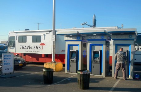 Chase kiosk & Travelers van B141 St Sandy jeh