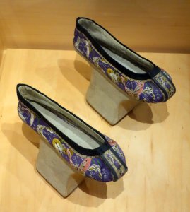 Chinese shoes, Manchu, late 19th century AD - Bata Shoe Museum - DSC00069