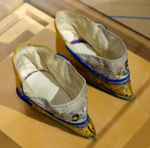 Chinese shoes for bound feet, Zhejian province, Ningbo-Shaoxing, 1850-1890 AD - Bata Shoe Museum - DSC00064