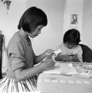 Chinese tweeling Hanglong (afgekort Hangi) en Kwealong (afgekort Ki) speelt in d, Bestanddeelnr 911-5292