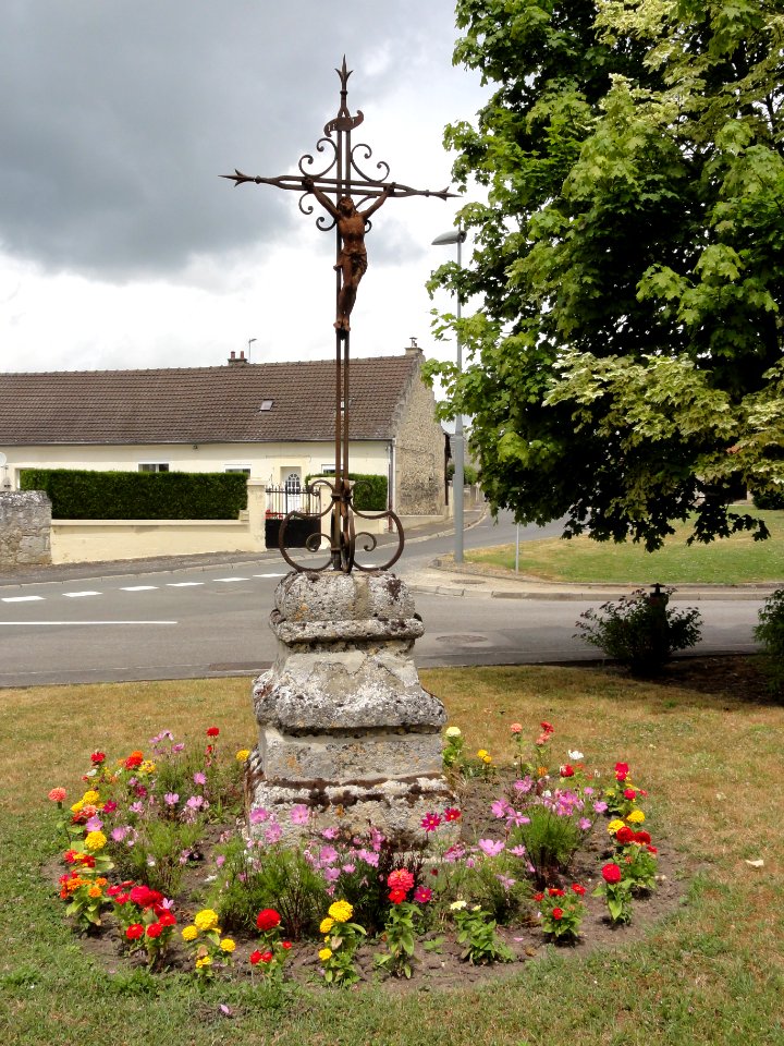 Chassemy (Aisne) calvaire (croix de chemin)