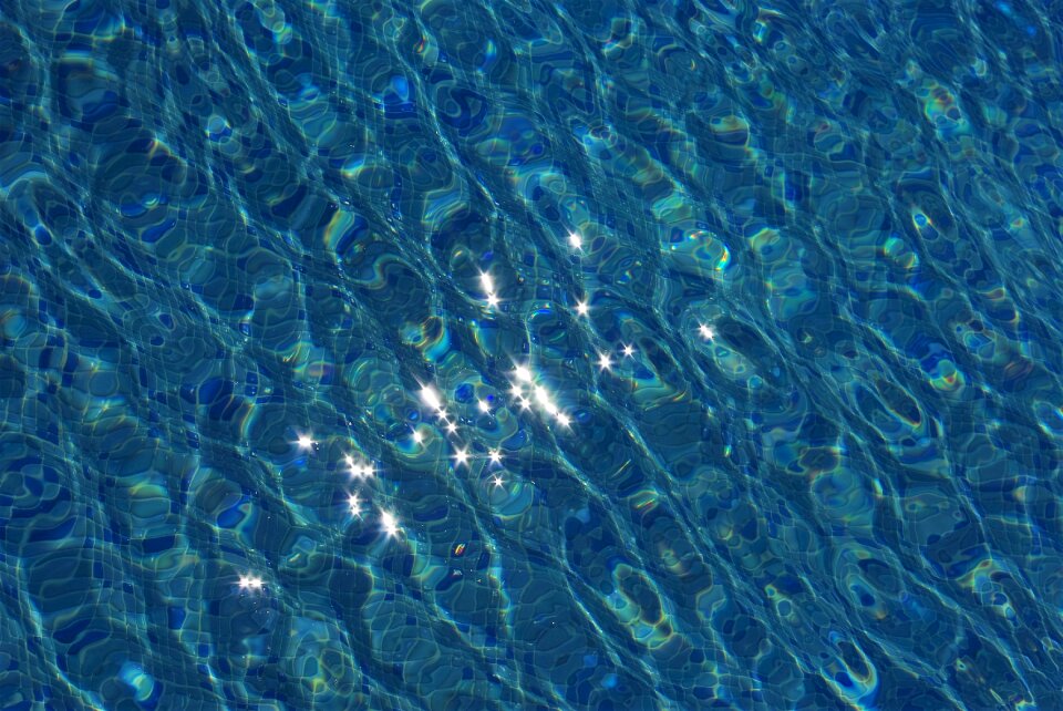 Star mirroring swimming pool