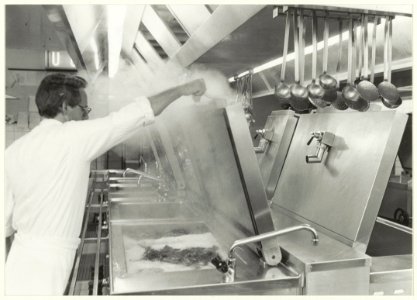 Chef kok Dhr. Modderkolk aan het werk in de keuken van het Reinaldahuis, NL-HlmNHA 54013229