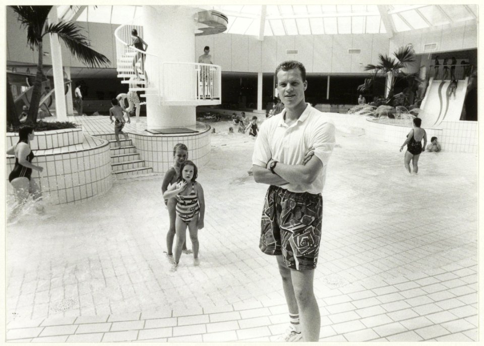 Chef Wim Helmsing bij het subtropisch zwembad van Vendorado, later Gran Dorado. NL-HlmNHA 54031633
