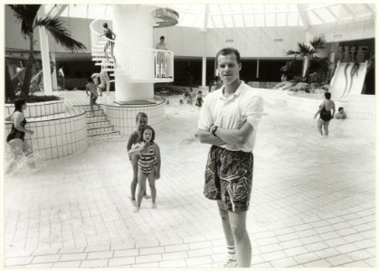 Chef Wim Helmsing bij het subtropisch zwembad van Vendorado, later Gran Dorado. NL-HlmNHA 54031633