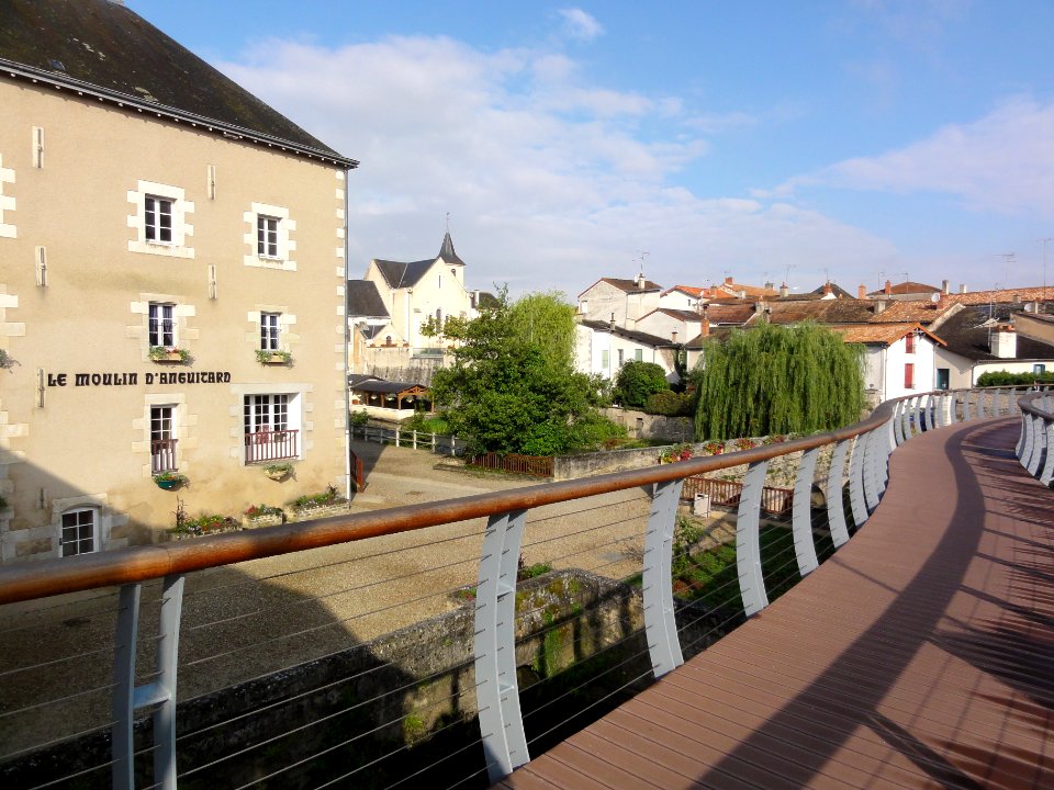 Chasseneuil-du-Poitou Pont cycliste et moulin
